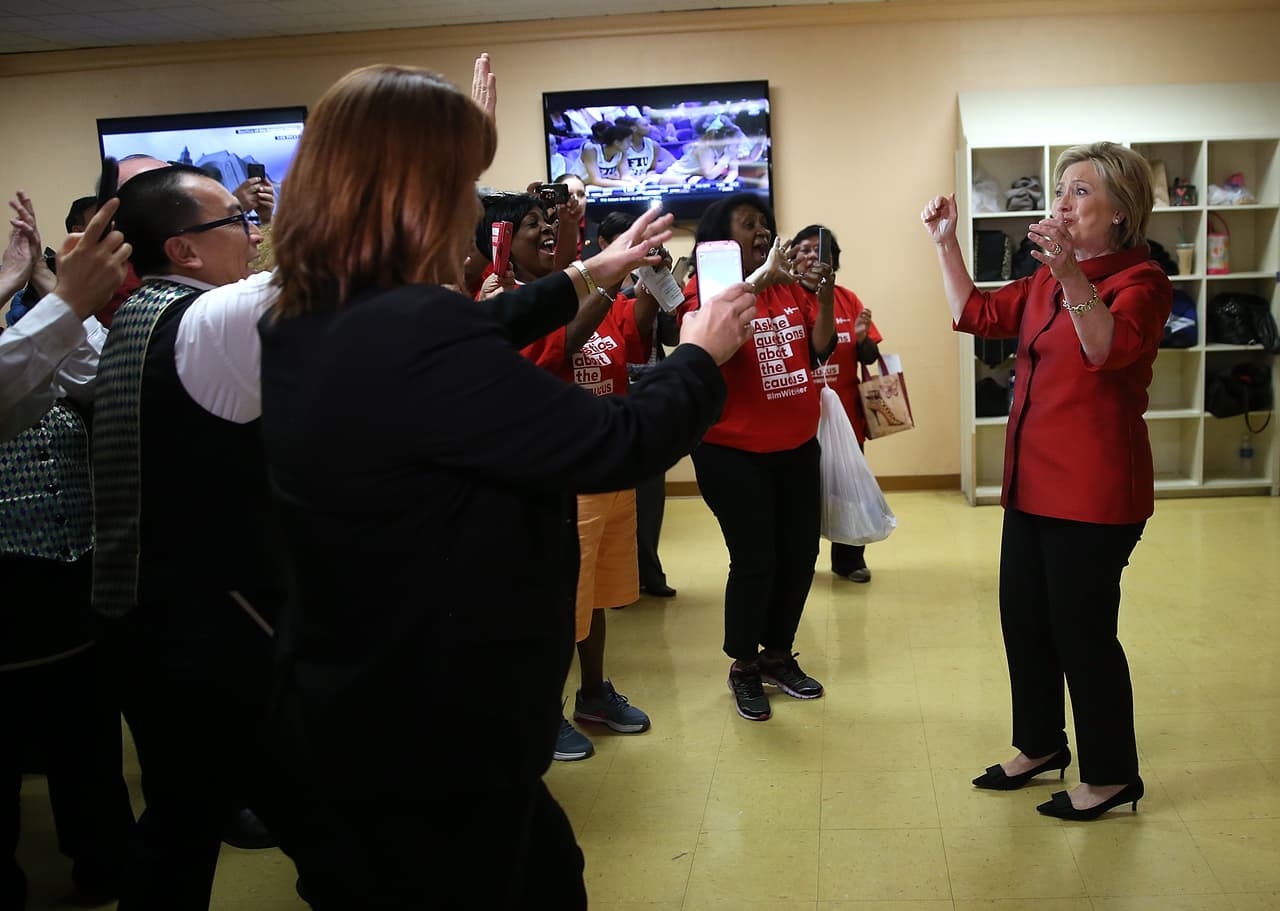 Hillary Clinton saluda a un grupo de trabajadores en el interior del comedor de empleados del casino Harrah en Las Vegas