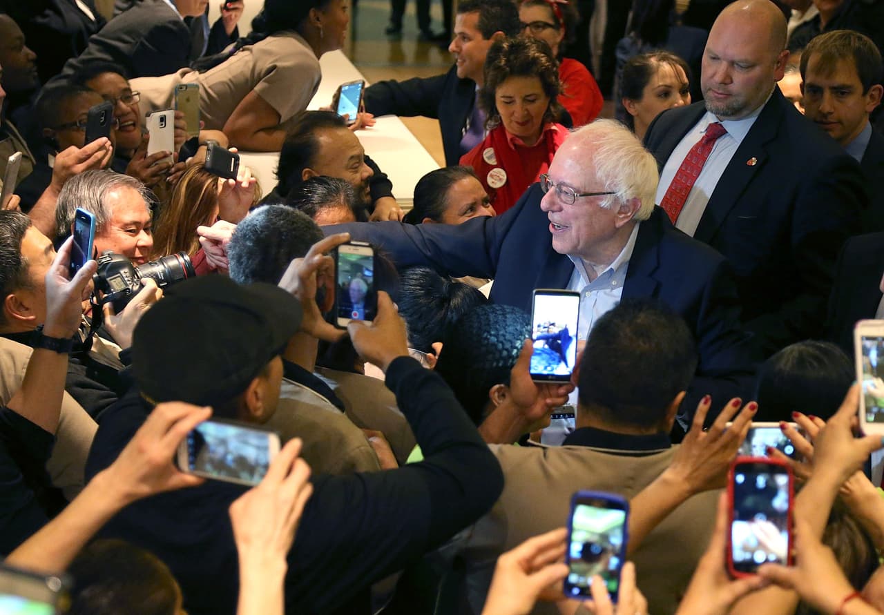 El senador por Vermont Bernie Sanders saluda a los trabajadores en la cafetería del MGM Grand Casino en Las Vegas.