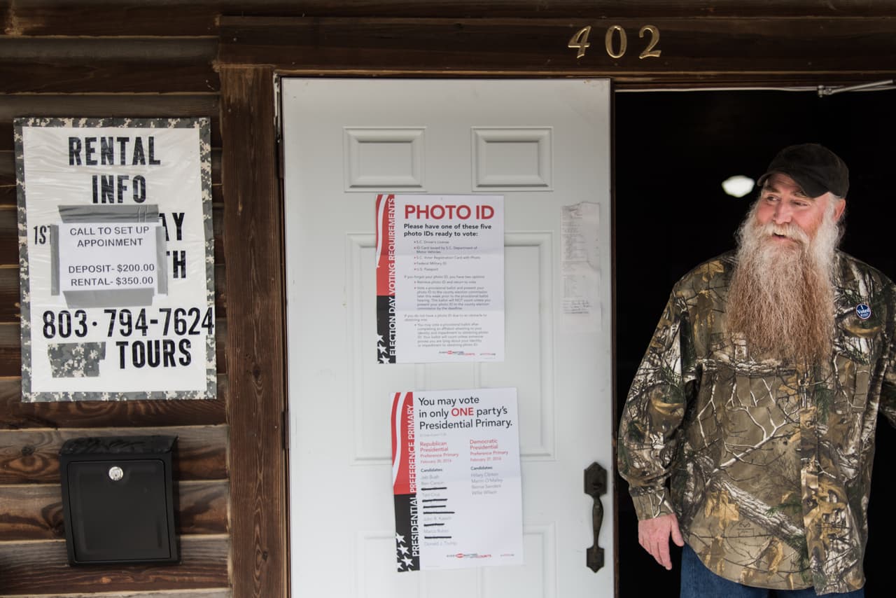 Un residente de Cayce, Carolina del Sur, sale del puesto de votación después de dar su voto por Ted Cruz.
