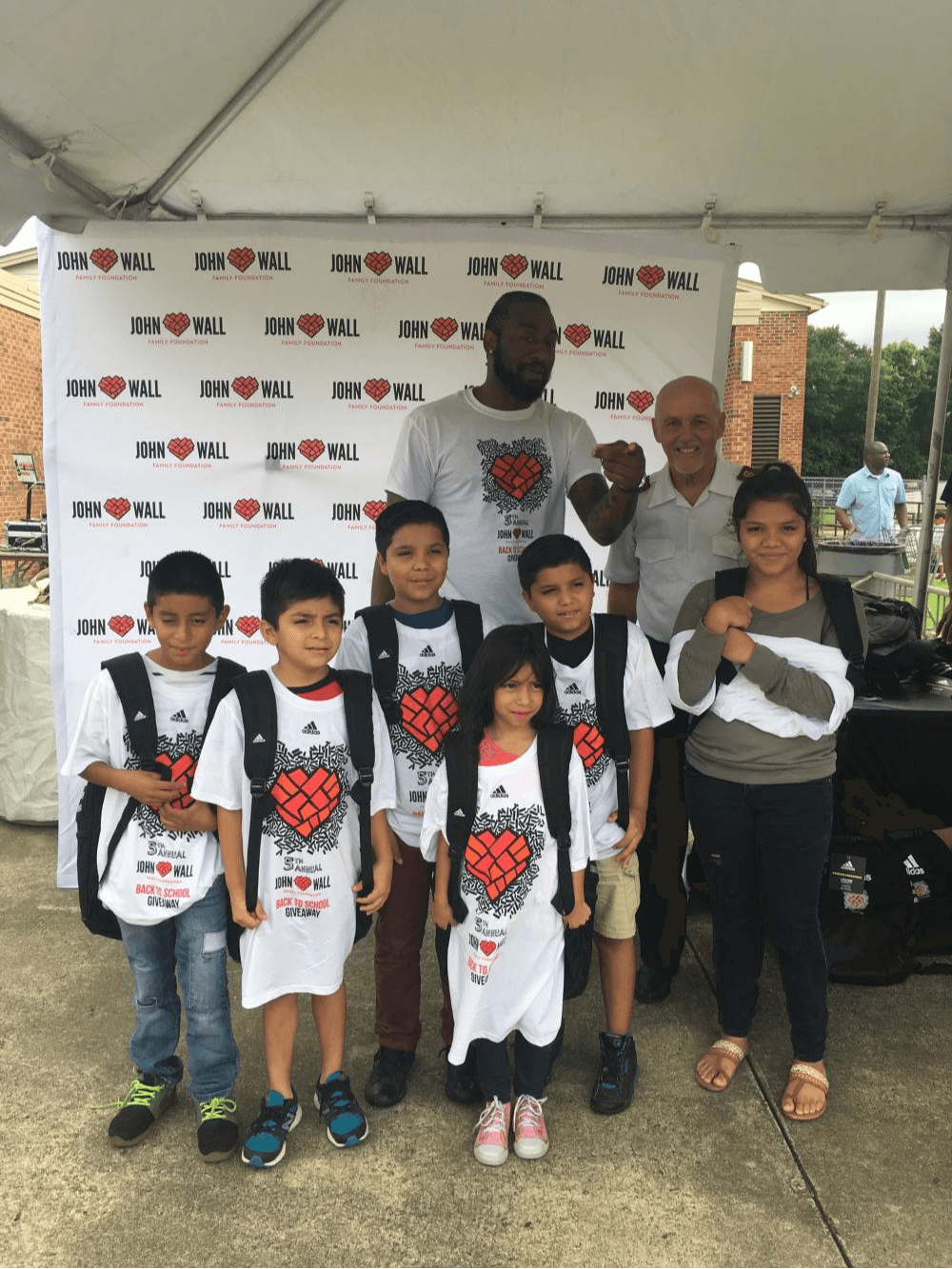 La fundación del jugador de la NBA John Wall, nativo de Raleigh, entregará kits de útiles escolares este sábado 19 de septiembre desde las 10 am hasta las 12 del mediodía.