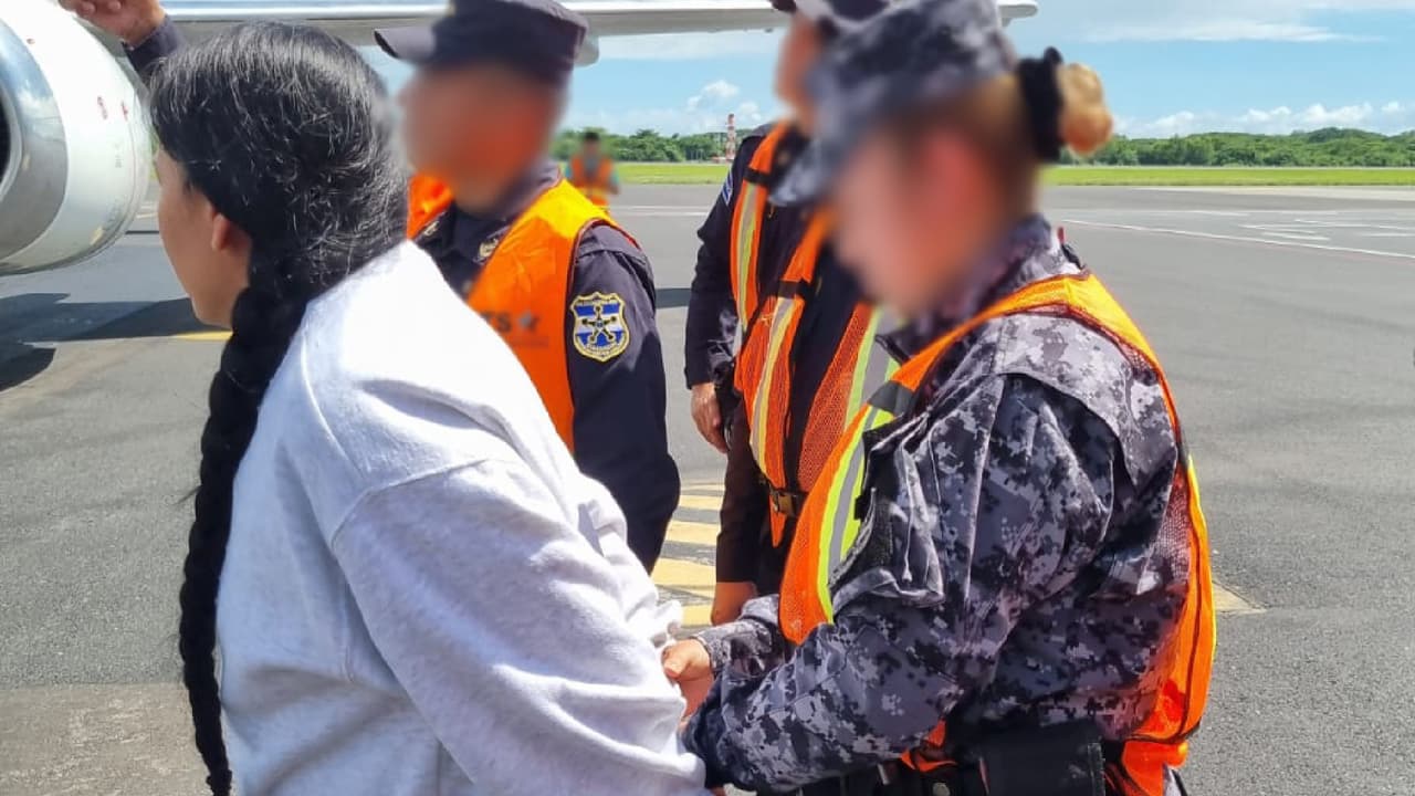 ICE deporta a la salvadoreña Hilda Mirely Tobías, quien es señalada de ser miembro de la pandilla Calle 18 
