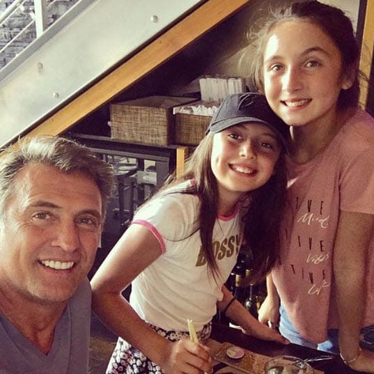 Aunque la soledad no ha sido un problema para él, sí ha sufrido por otro motivo: “Es difícil vivir lejos de tus hijos, eso sí es difícil, pero vivir en soledad, no; me gusta, pero extraño mucho a mis hijas”, confesó.
<br>