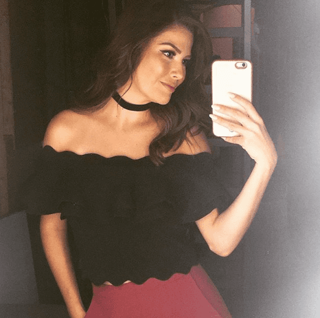 El celular es sin duda el compañero inseparable de Ana Patricia y no pierde oportunidad de utilizarlo.