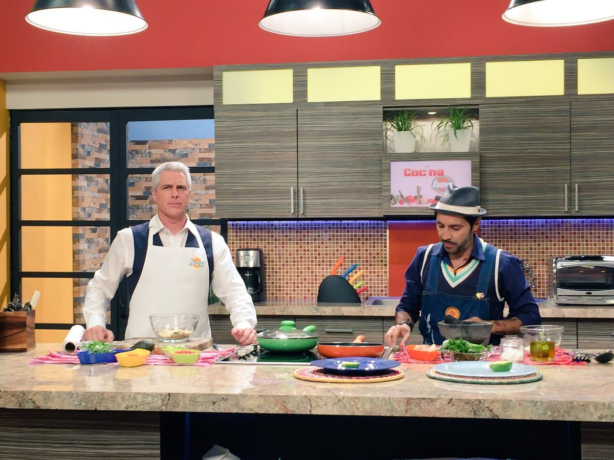 Lisardo puso manos a la obra junto con el Chef Yogui y nos deleitaron con un saludable pescado con ajonjolí y aguacate relleno.