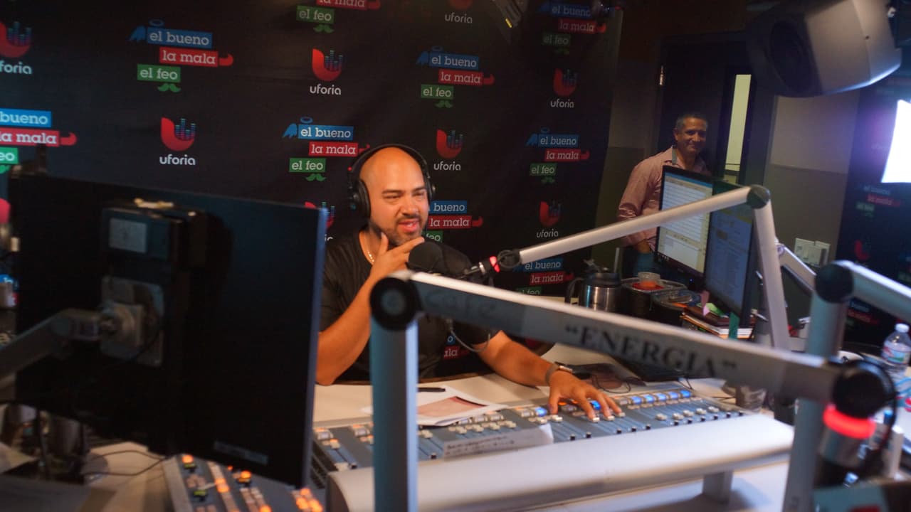 Roberto Tapia llegó al El Bueno, La Mala y El Feo para estrenar en exclusiva su nuevo sencillo.