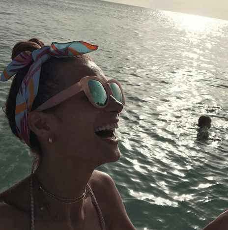 Aquí vemos a Cristy Bernal sonriéndole a la vida mientras Michelle sigue en el agua.