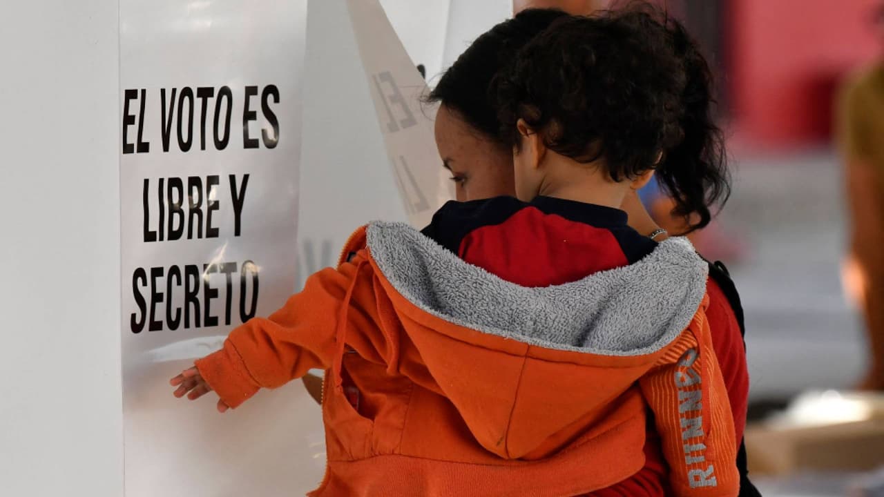 Las personas que se registren tendrán la posibilidad de ejercer su voto para las 
<b>elecciones de México de 2024</b> vía postal y vía electrónica por internet. Aquellos que no se registren, pero cuenten con una credencial para votar vigente, podrán emitir su voto de manera presencial en 23 sedes consulares.