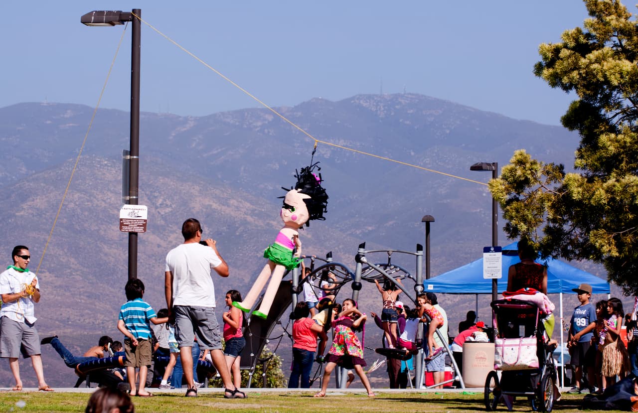 <b>Puesto 10. Chula Vista, California.</b>
<br>
<br>Precio promedio de una residencia unifamiliar: 534,900 dólares.
<br>Renta mensual: 2,750 dólares.
<br>Cuota inicial del 20% para hipoteca: 106,980 dólares.
<br>Pago mensual de la hipoteca (luego del 20% de inicial): 2,304 dólares. 
<br>Diferencia entre alquiler e hipoteca mensual: 446 dólares.
<br>Ahorro al comprar en lugar de alquilar: 5,352 dólares al año.
<br>