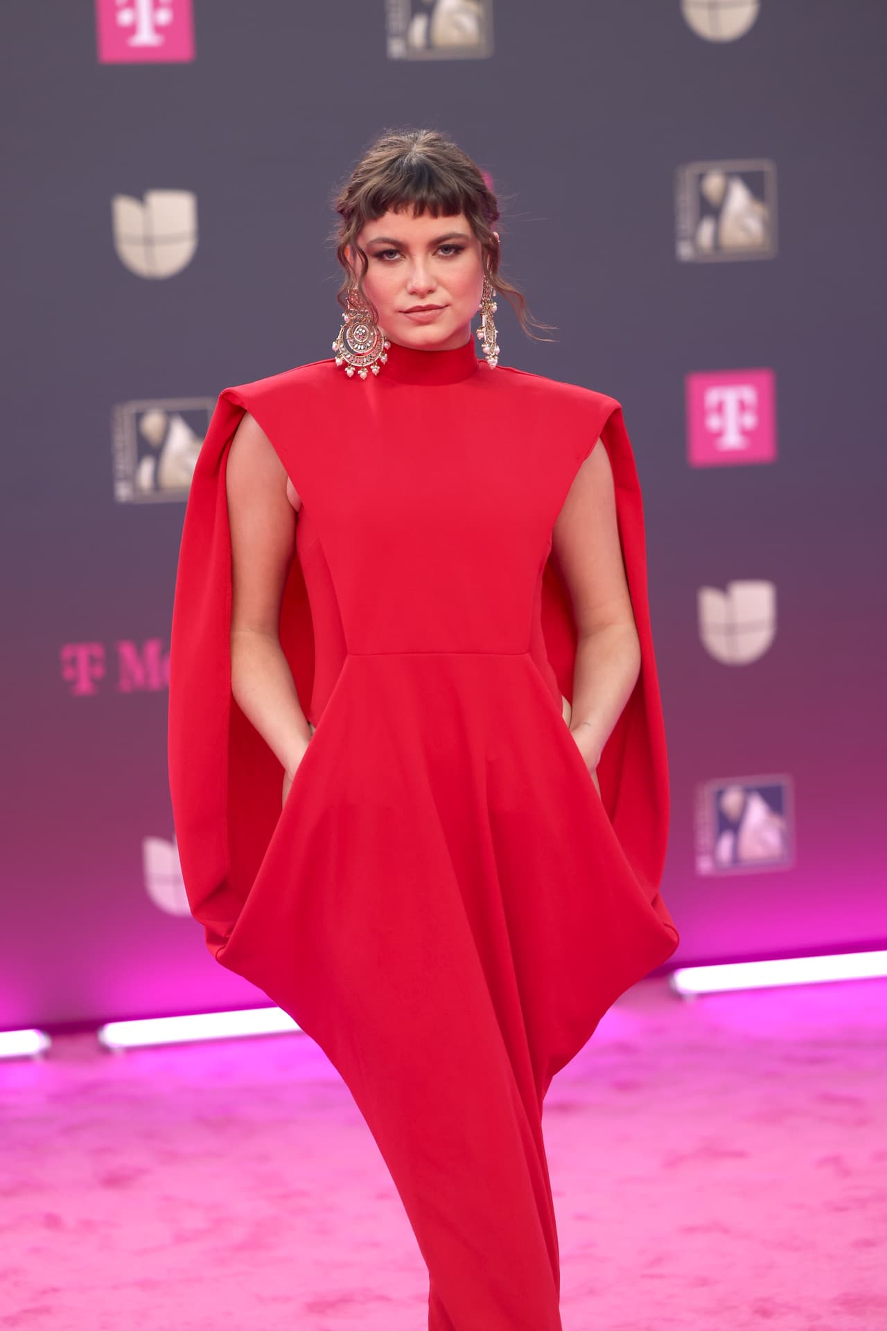 Para la cantautora Sofía Reyes el rojo fue el color perfecto para esta gran noche.