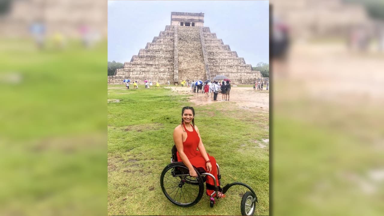 "Mi favorita siempre será Machu Picchu", dice con una sonrisa. “No solo por lo que significa para los peruanos, sino
<b>porque es un reto físico y emocional</b>”. Durante su recorrido, Marcela no solo viajó por placer;
<b>su objetivo fue demostrar que las personas con discapacidad pueden superar cualquier barrera</b>.
<br>Su ascenso al Kilimanjaro, la montaña más alta de África, fue particularmente simbólico. "Nos tomó ocho días llegar a la cima. Fue frío, agotador y aterrador. Pero
<b> lloré de gratitud cuando llegué. Es un recuerdo que guardaré toda mi vida</b>", cuenta emocionada.
