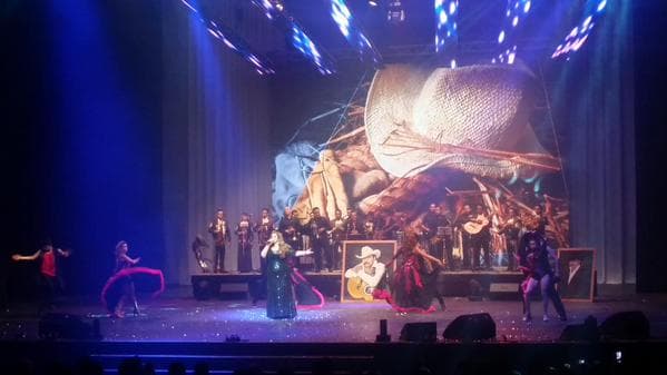 La cantante Alejandra Orozco fue otra de las mujeres que subió al escenario a cantarle al 'Rey del Jaripeo'.
