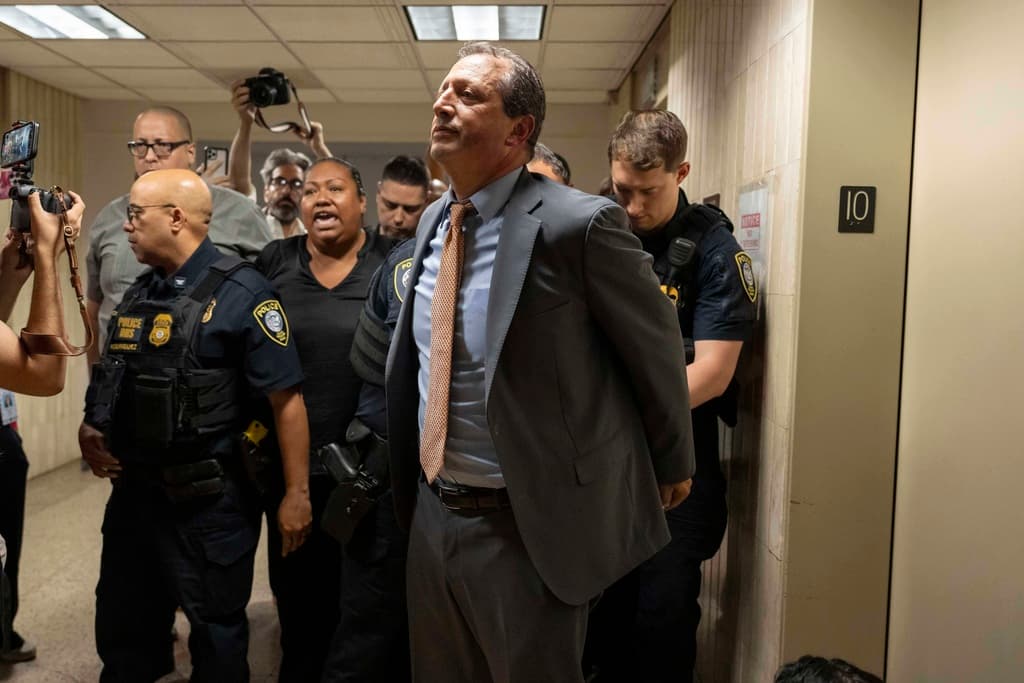 También fueron arrestados los senadores estatales Gustavo Rivera, Jabari Brisport y Julia Salazar, junto con el contralor Brad Lander, el defensor público Jumanne Williams y la concejal Cabán.