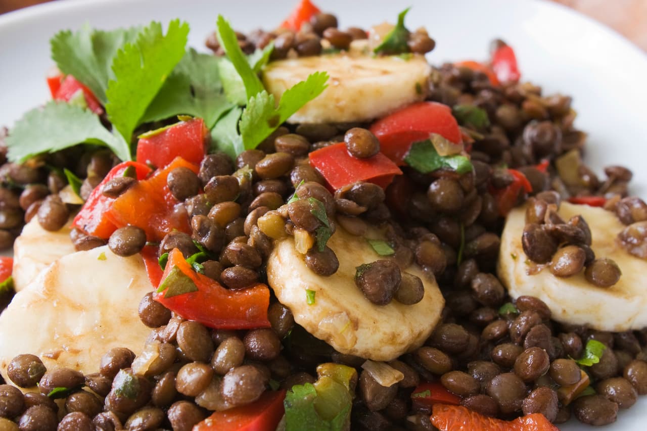 <b>Lentejas con banano: </b>este es un plato de cocina casera que se puede encontrar en las cocinas de México. Es una sopa que se complementa con tocino. Muy fácil de preparar y sumamente nutritivo.
<b> </b>La banana se puede utilizar frita o recién salida de la cáscara. 
<br>