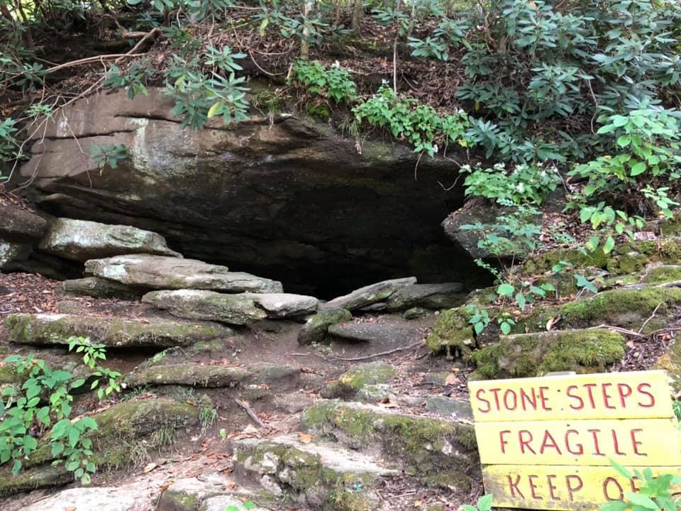 <b>Boone's Cave (Condado de Davidson): </b>Esta cueva tiene vista al río Yadkin y es parte del Parque Estatal Boone's Cave de 110 acres. La cueva recibió su nombre del legendario Daniel Boone, quien se dice que se escondió de los indios en la cueva. Mide 80 pies de largo y varía en altura.