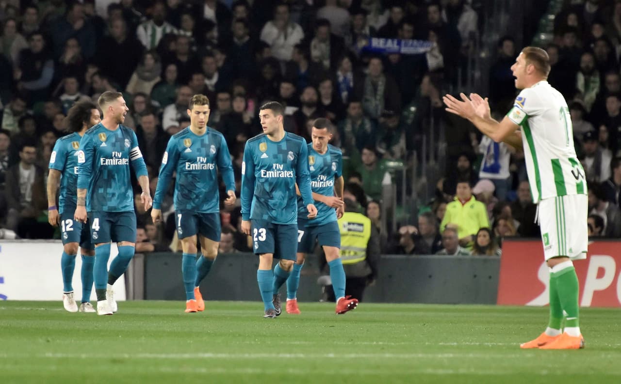 Joaquín animaba a sus compañeros, mientras que los jugadores del Madrid terminaban de celebrar la anotación.