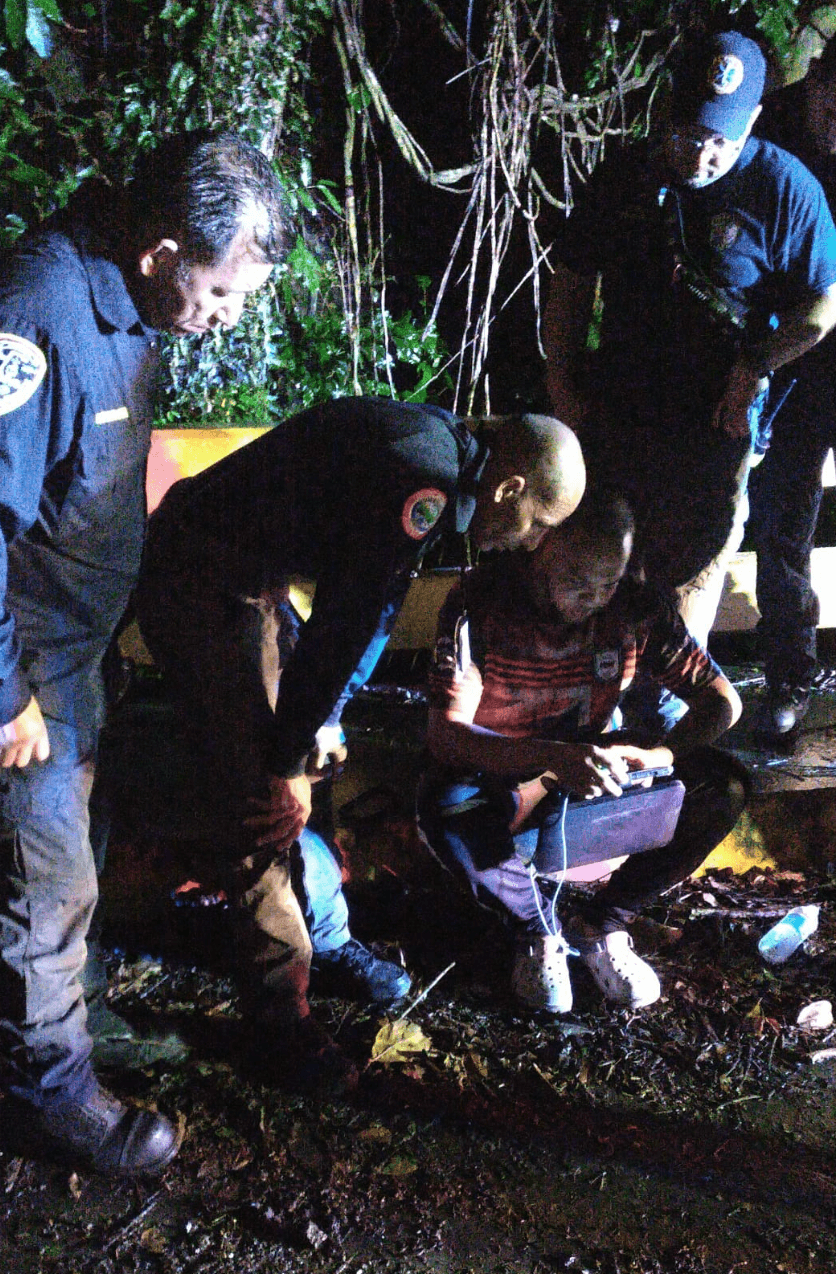 Los equipos de búsqueda se mantuvieron activos el sábado, incluso en la noche, intentando rescatar con vida tanto a Jacqueline Lasso como a Jesmarilys Montesinos, de 23 años y quien también fue reportada como desaparecida.