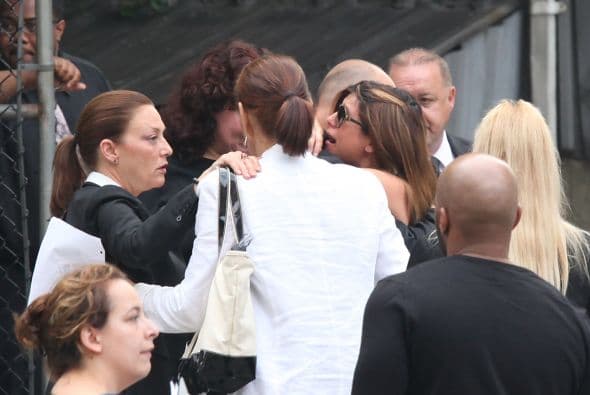 Familiares y amigos de James Gandolfini se dieron cita el día de hoy en la Catedral de San Juan el Divino, en Manhattan, para darle el último adiós al actor quien perdió la vida en Roma, Italia, mientras disfrutaba de unas vacaciones al lado de su hijo Michael. A la ceremonia asistieron poco más de 500 personas y sus amigoas más cercanos dedicaron palabras emotivas al actor de la serie “The Sopranos”. Aquí los videos más chismosos.