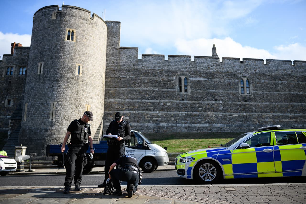 La familia real acudirá a la ceremonia casi al completo, con la reina Isabel II como referente, y el heredero, el príncipe Carlos, entre las personalidades destacadas. No faltarán famosos, como ocurrió en las nupcias del príncipe Harry y Meghan Markle en mayo, por lo que las autoridades extreman las medidas de seguridad.
<br>