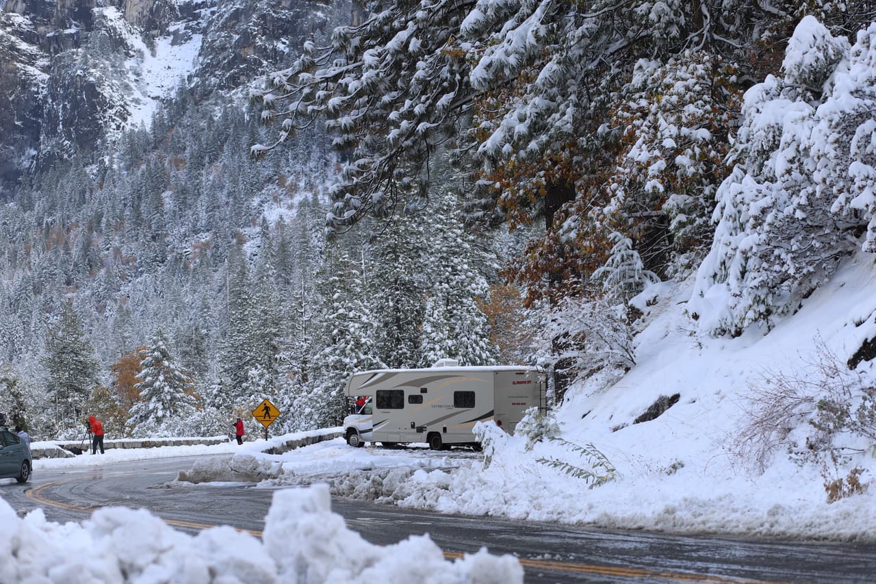 Los visitantes al Parque Nacional Yosemite debieron usar cadenas para transitar al interior del recinto.