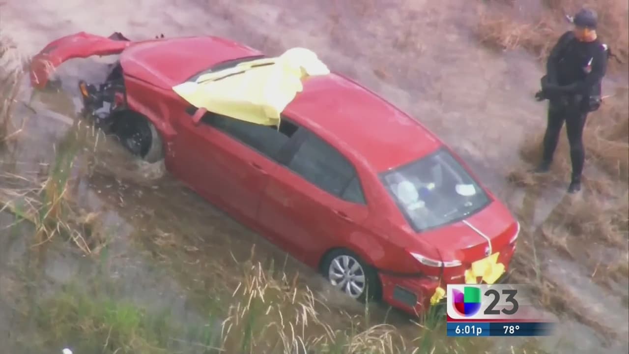 Hallan en canal auto de pareja desaparecida