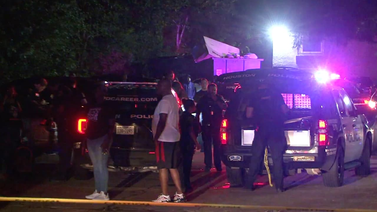 El reporte indica que un
<b><a href="https://www.univision.com/temas/sospechosos">sospechoso</a></b> que estaba en el interior del departamento ubicado en el 12101 de Fondren disparó contra la familia.