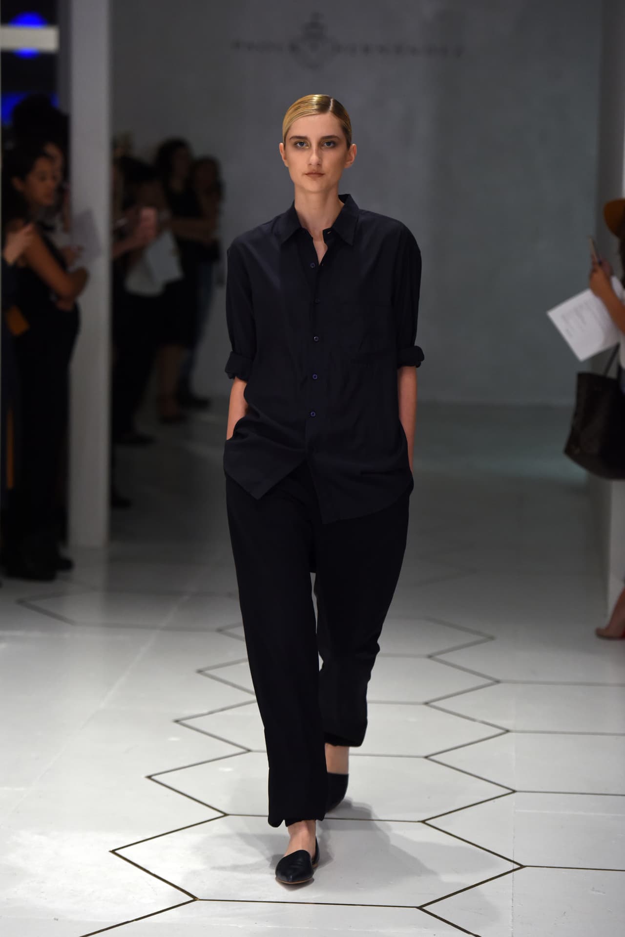 Curiosamente el negro fue el color de la primera prenda que diseñó.