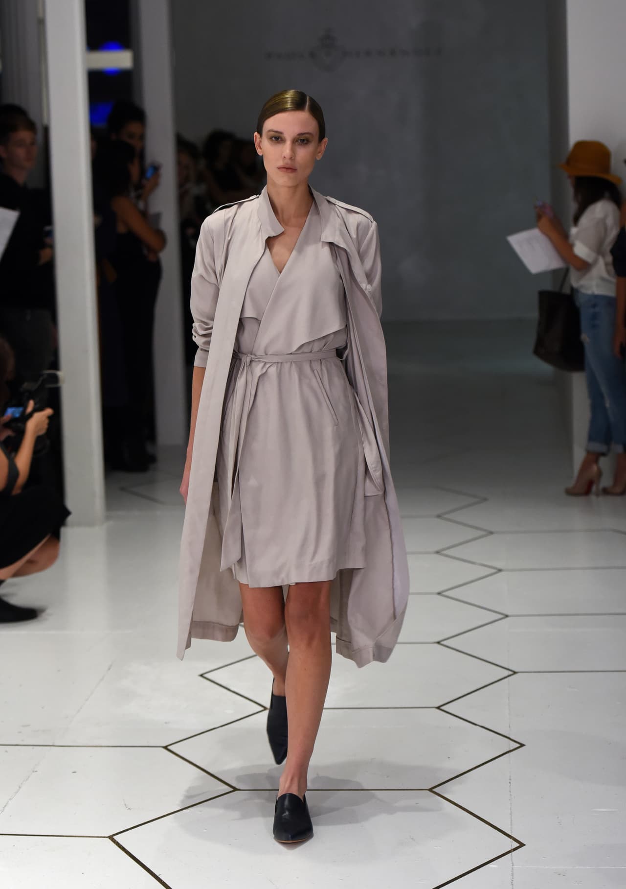 Pudimos ver algunos escotes en V para algunos vestidos, aunque la mayoría fueron redondos.