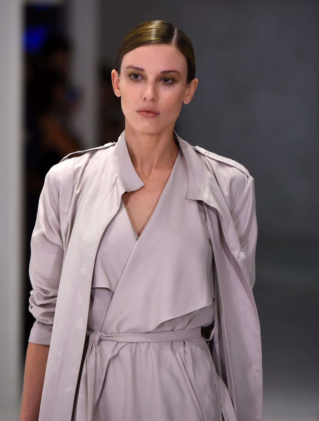 Paola Hernández estudió en el Colegio de Artes y Diseño Central Saint Martins en Londres, después de estudiar Filosofía en la Universidad Iberoamericana.