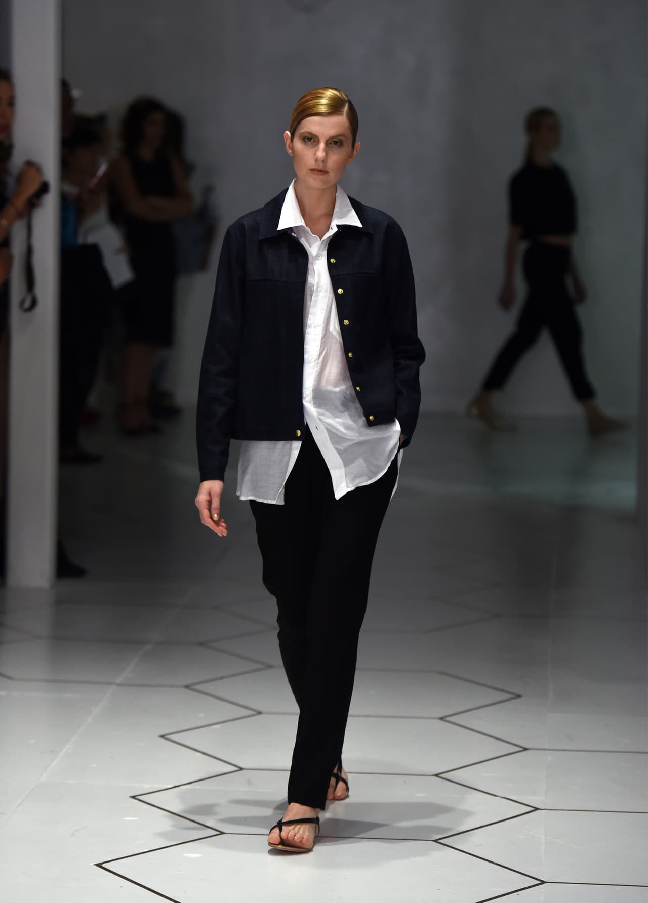 Para ella la combinación del negro y blanco es un estilo pulcro que debe permanecer.