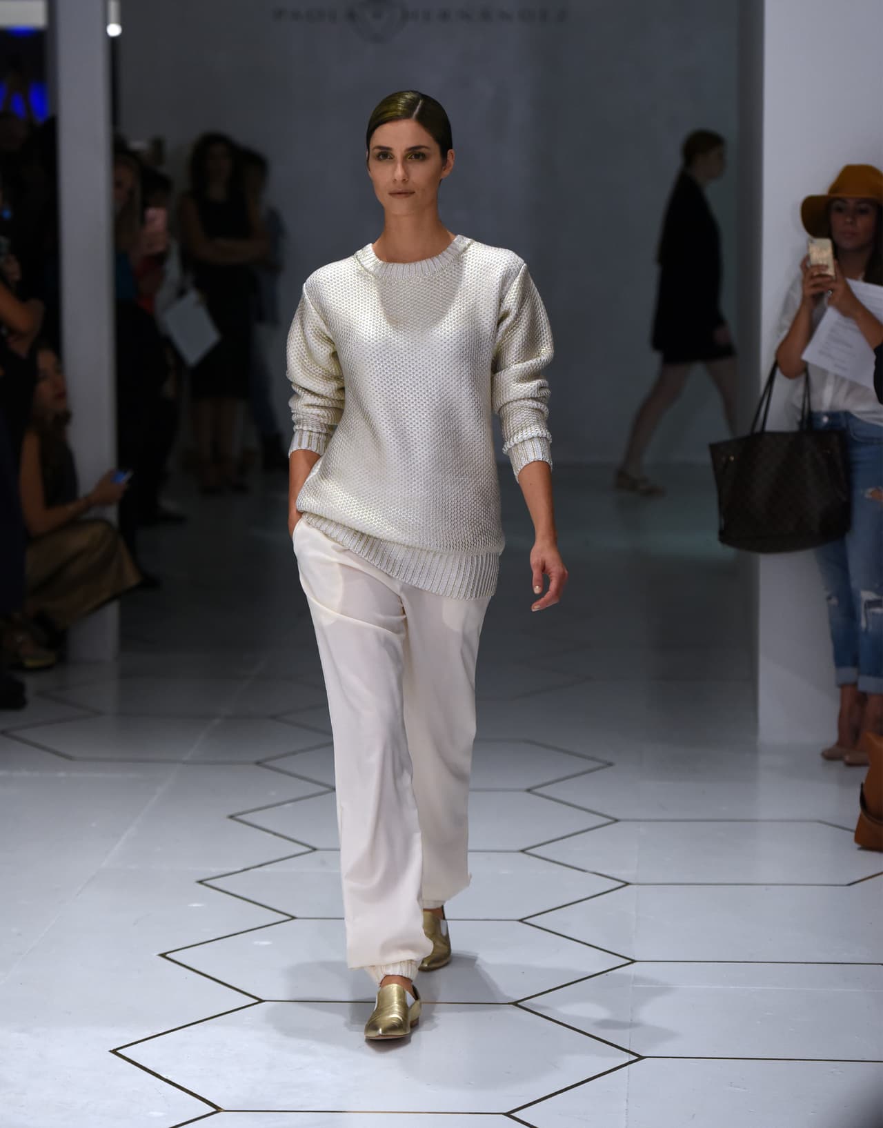 Tal parece que la moda de los 70's sigue regresando con los pantalones más anchos.