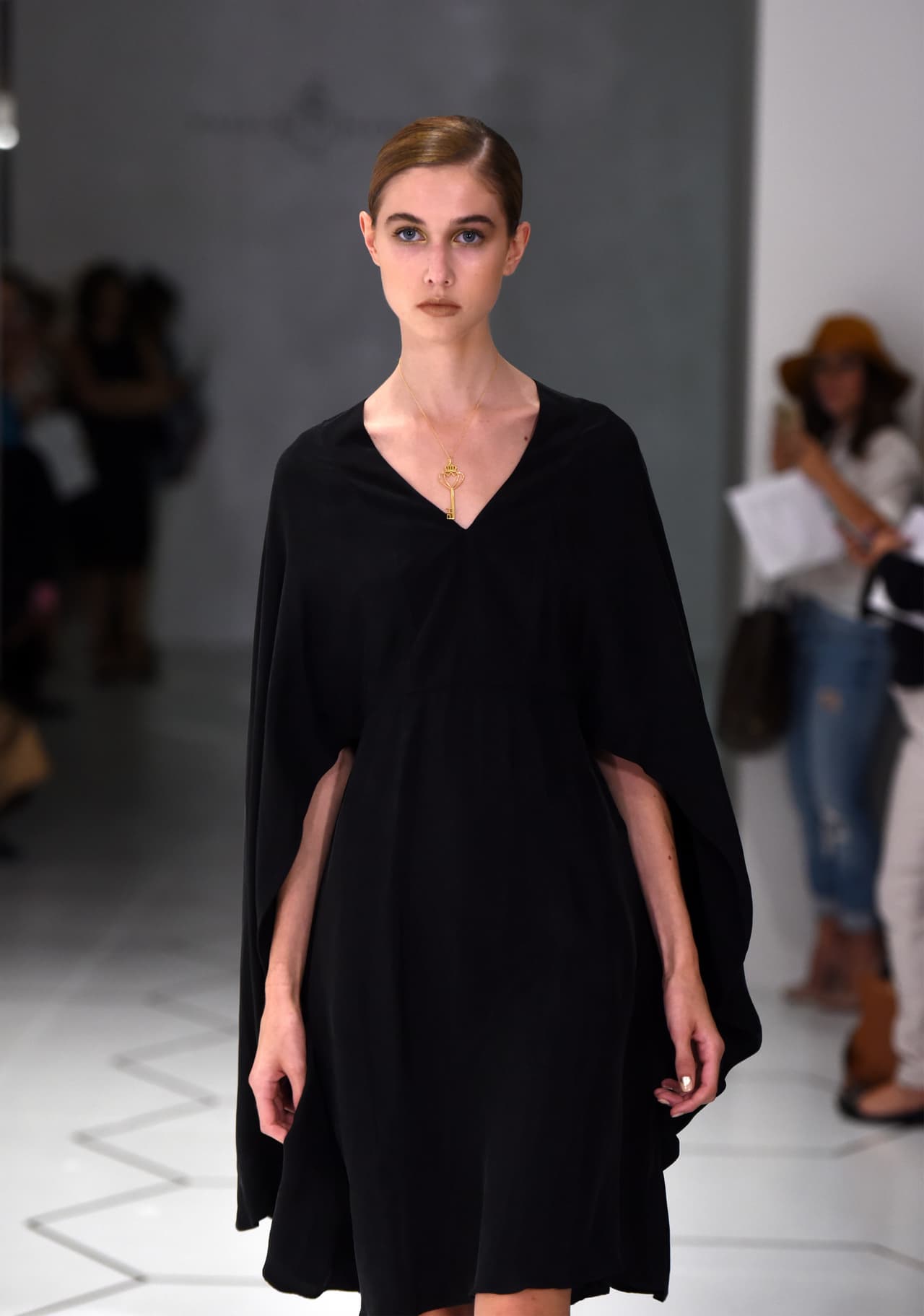 Paola ha incursionado en el mundo de la moda y ha logrado ser reconocida en la escena mundial.