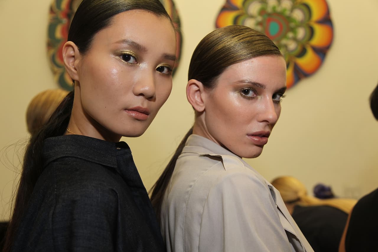 La pasarela se caracterizó por los peinados perfectos e iguales de todas las las modelos.