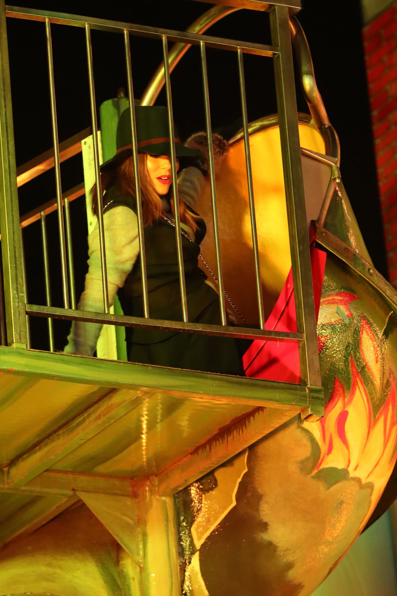 Intrépida mujer: ahí va Eva Longoria a punto de aventarse al tobogán.