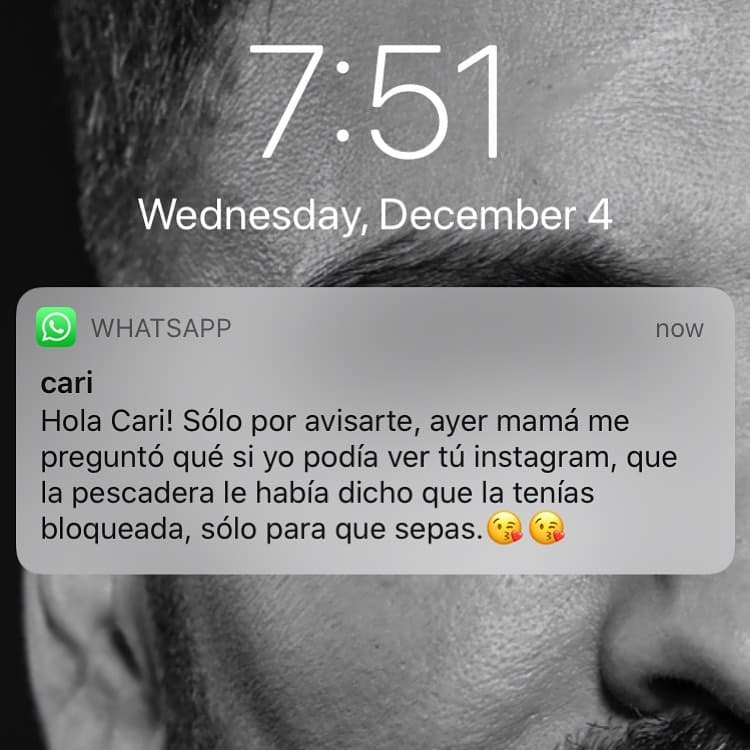 En un mensaje de WhatsApp que le envió su hermana, y que publicó el experto en moda en su Instagram, se puede leer que su madre ha investigado más sobre el asunto.