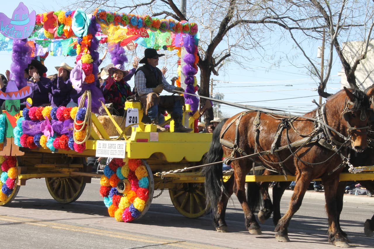 Con coloridas carrozas diferentes compañías del estado se unieron a la celebración de esta tradición.