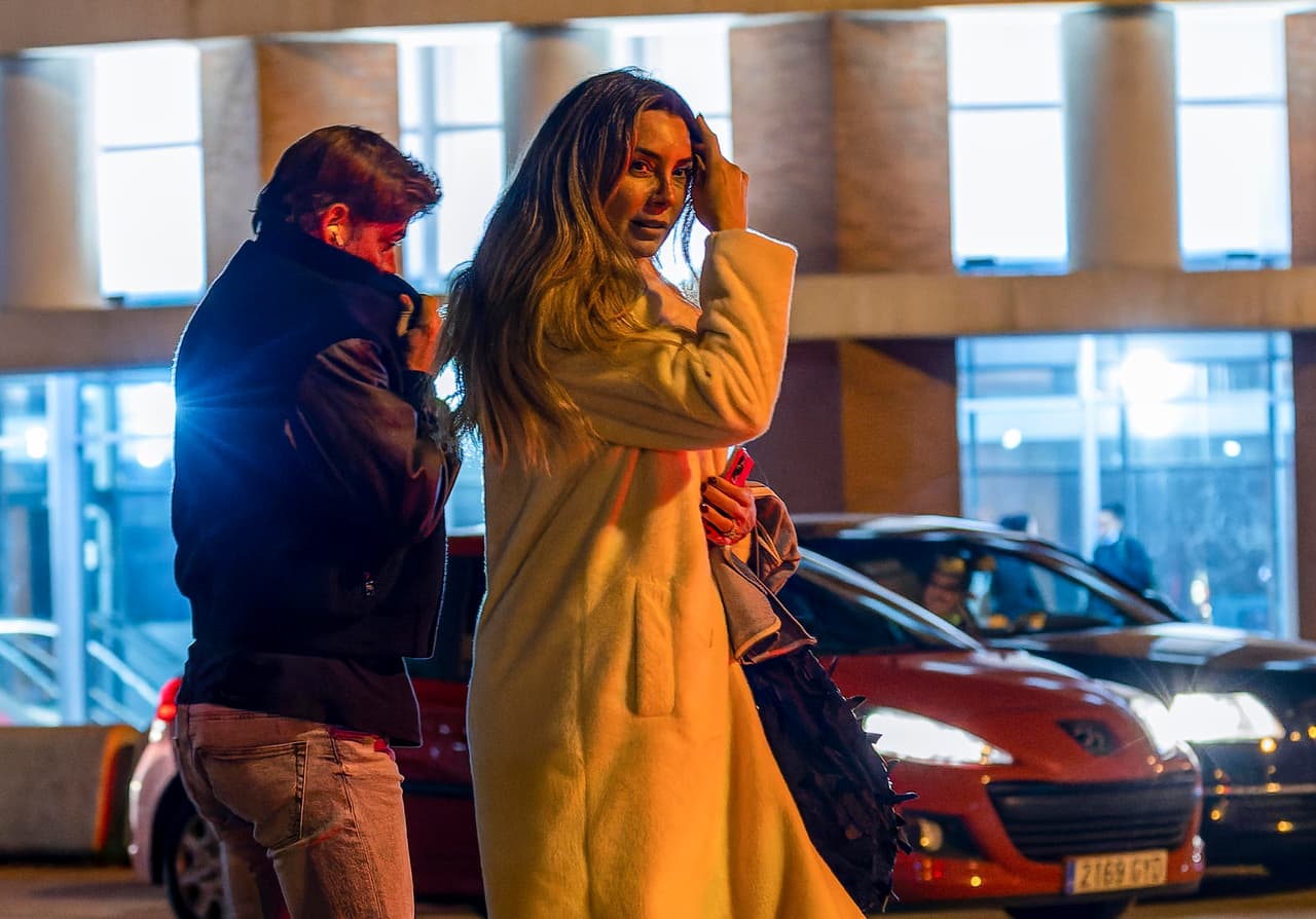 Los artistas fueron captados en la Estación de Atocha, en España, procedentes de Sevilla después de disfrutar de esa ciudad. 
<br>