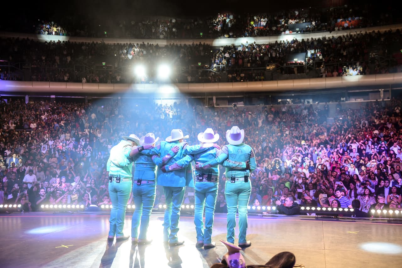 Bronco está conformado por José Guadalupe Esparza (vocalista y bajista), Ramiro Delgado (teclados y acordeón), Javier Cantú (baterista), José Adán Esparza(guitarrista) y René Guadalupe Esparza (bajista) y juntos brindaron una inolvidable velada.