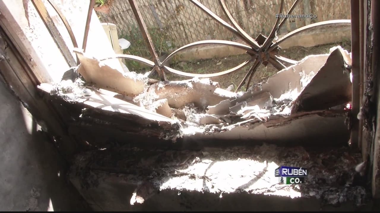 Tras el paso de la tormenta Erika, la casa se quedó sin luz por lo que se fueron a dormir a casa de un familiar. A las 11:03 p.m. recibieron una llamada de un vecino indicándole que chispas salían del patio. Estas se convirtieron en un voraz incendio que los dejó sin hogar.