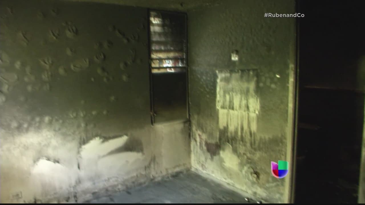 Tras el paso de la tormenta Erika, la casa se quedó sin luz por lo que se fueron a dormir a casa de un familiar. A las 11:03 p.m. recibieron una llamada de un vecino indicándole que chispas salían del patio. Estas se convirtieron en un voraz incendio que los dejó sin hogar.