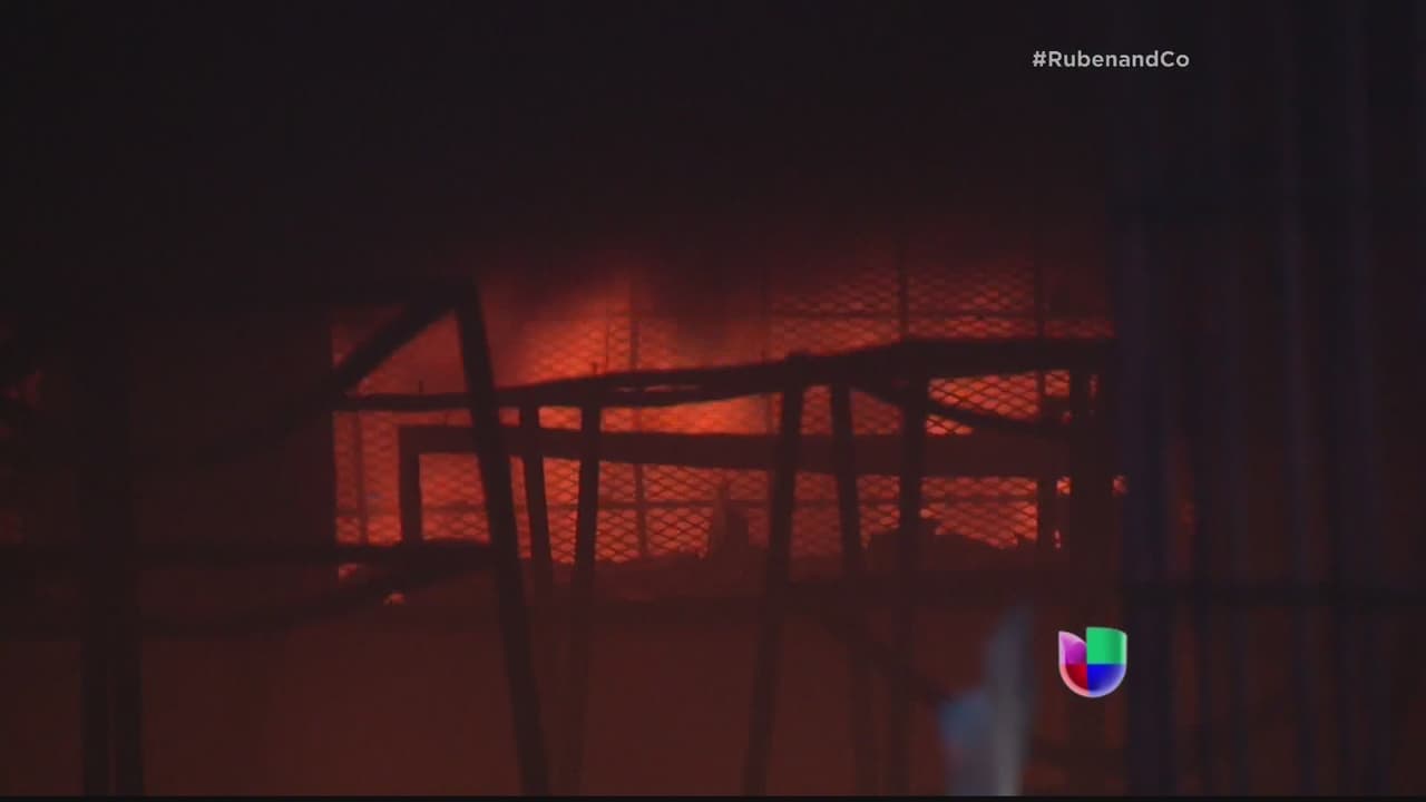 Tras el paso de la tormenta Erika, la casa se quedó sin luz por lo que se fueron a dormir a casa de un familiar. A las 11:03 p.m. recibieron una llamada de un vecino indicándole que chispas salían del patio. Estas se convirtieron en un voraz incendio que los dejó sin hogar.