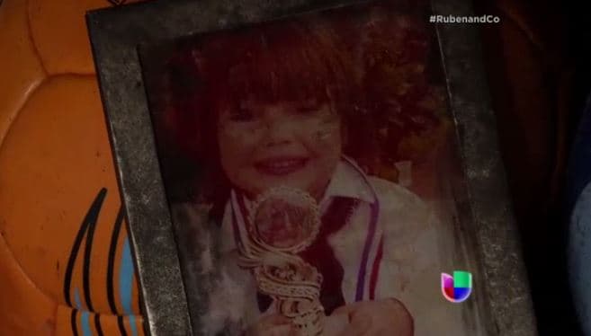 Tras el paso de la tormenta Erika, la casa se quedó sin luz por lo que se fueron a dormir a casa de un familiar. A las 11:03 p.m. recibieron una llamada de un vecino indicándole que chispas salían del patio. Estas se convirtieron en un voraz incendio que los dejó sin hogar.