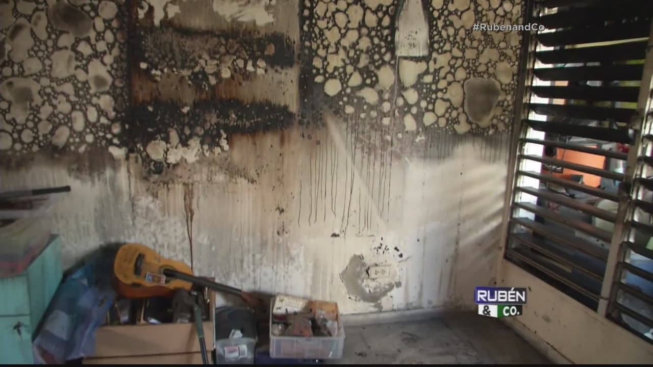 Tras el paso de la tormenta Erika, la casa se quedó sin luz por lo que se fueron a dormir a casa de un familiar. A las 11:03 p.m. recibieron una llamada de un vecino indicándole que chispas salían del patio. Estas se convirtieron en un voraz incendio que los dejó sin hogar.