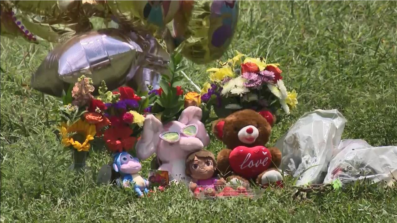 Mientras continúa la investigación, 
<b>familiares y vecinos colocaron un pequeño altar improvisado cerca del lugar donde los equipos de emergencia encontraron a la menor. </b>
<br>
<br>El caso mantiene abierta una investigación para conocer las circunstancias que llevaron a la desaparición y muerte de la niña de 2 años.