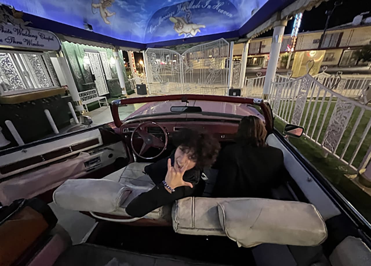 Primero, en su sorpresiva 
<a href="https://www.univision.com/famosos/ben-affleck-jennifer-lopez-matrimonio-boda-las-vegas">boda en la A Little White Chapel de Las Vegas</a>, que la intérprete de ‘Let’s get loud’ confesó fue idea de su pareja. 
<br>