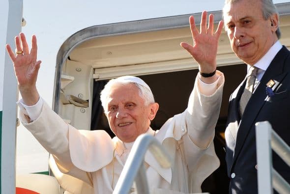El avión tocó suelo a las 16:12 horas del aeropuerto de Guanajuato, portando las banderas de México y del Estado Vaticano.