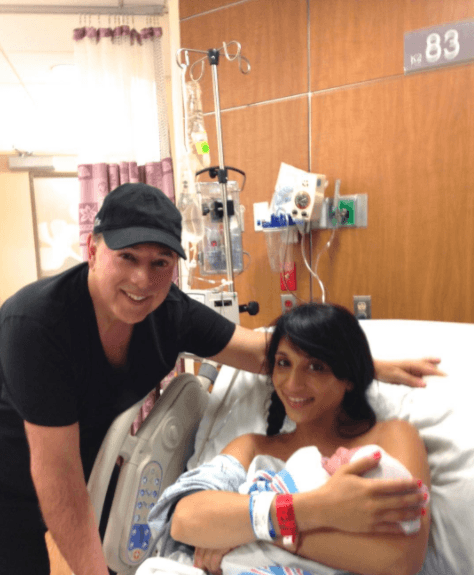 A través de sus redes sociales, el esposo de Thalía compartió con sus seguidores su alegría al convertirse en abuelo. Su hija Sara Mottola dio a luz a un niño, el primer nieto del empresario de origen estadounidense. "Con mi pequeña hija teniendo a su pequeño hijo", escribió Tommy Mottola.