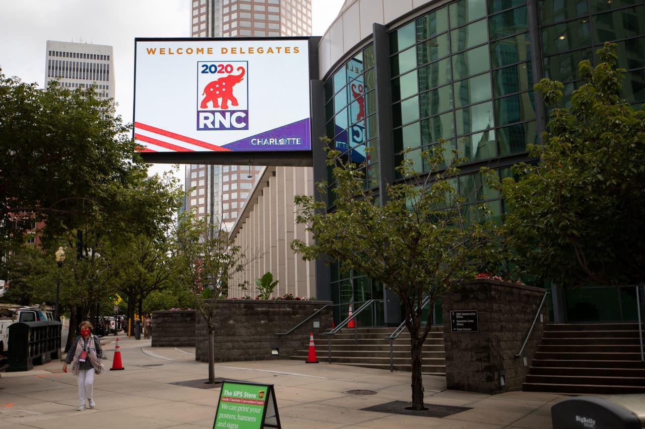 Los delegados deben permanecer distanciados y arrojar resultados negativos a la prueba de 
<a href="https://www.univision.com/temas/coronavirus">coronavirus </a>antes de viajar. A pesar de las medidas preventivas, advierten que el evento sigue siendo de alto riesgo.