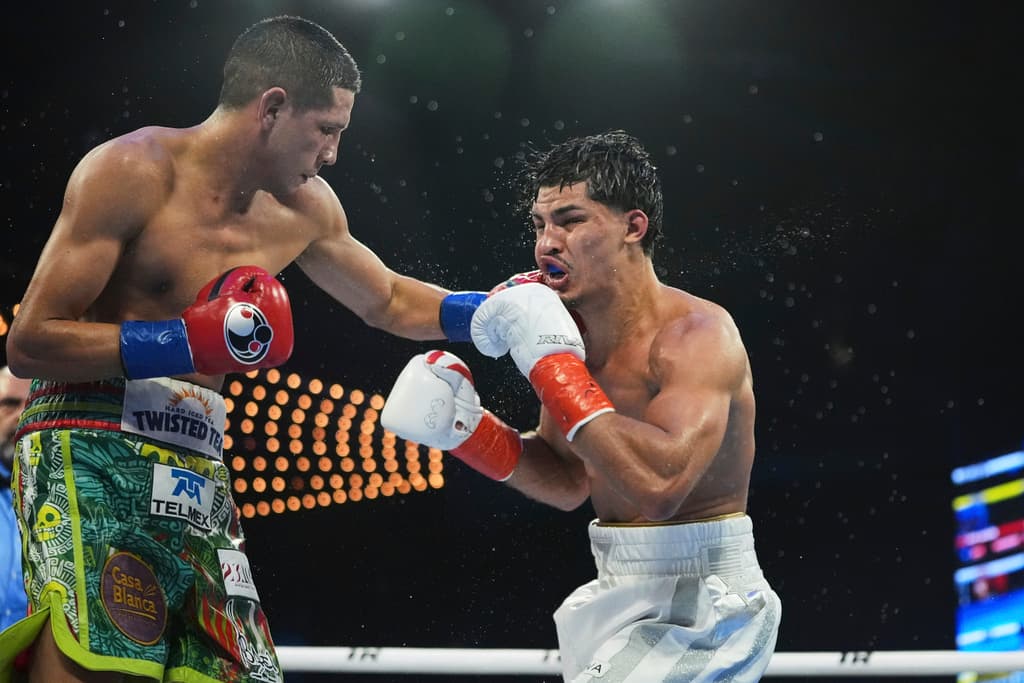 García redobló esfuerzos a partir del octavo asalto, golpeando a Zayas, quien resistía y buscaba alcanzarlo.