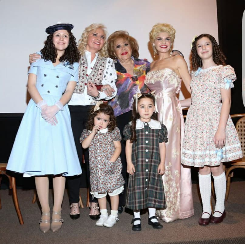 A finales del pasado mes de marzo, la productora presentó oficialmente a los medios de comunicación a las actrices que darían vida a 
<b><a href="http://www.univision.com/temas/silvia-pinal">Silvia Pinal</a></b> en las diferentes etapas de su vida. Este elenco queda ahora en el aire, al igual que la serie, después de que el rodaje previsto para mayo fuera cancelado.