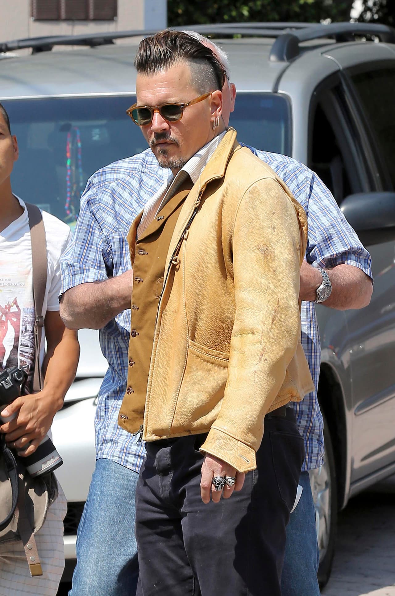 Entonces Johnny se volteó hacia ellos.